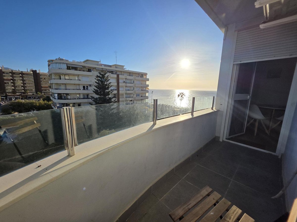 Ferienwohnung in erster Strandreihe am Strand von Santa Amalia mit Pool und Meerblick, Fuengirola, Spanien