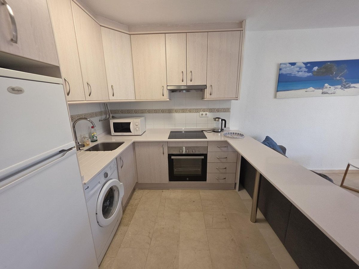Ferienwohnung in erster Strandreihe am Strand von Santa Amalia mit Pool und Meerblick, Fuengirola, Spanien