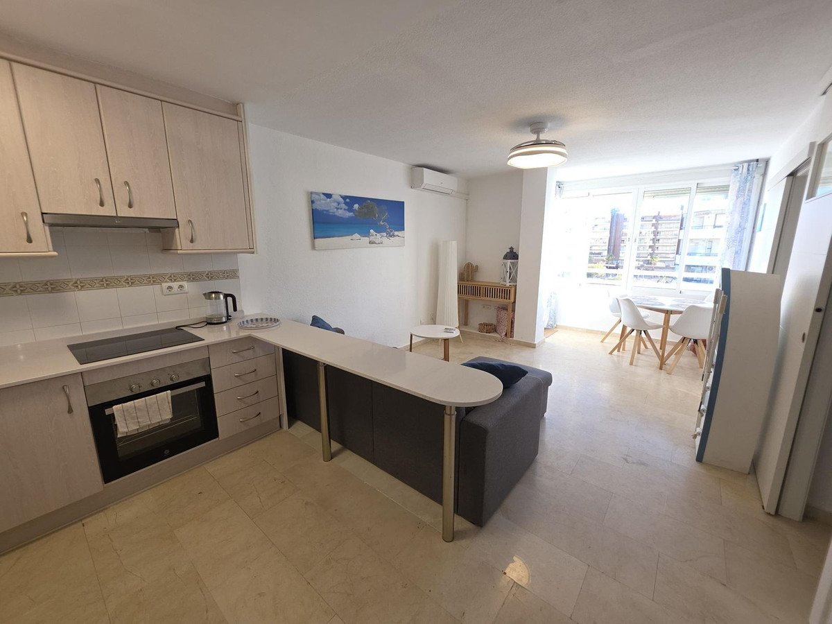 Ferienwohnung in erster Strandreihe am Strand von Santa Amalia mit Pool und Meerblick, Fuengirola, Spanien