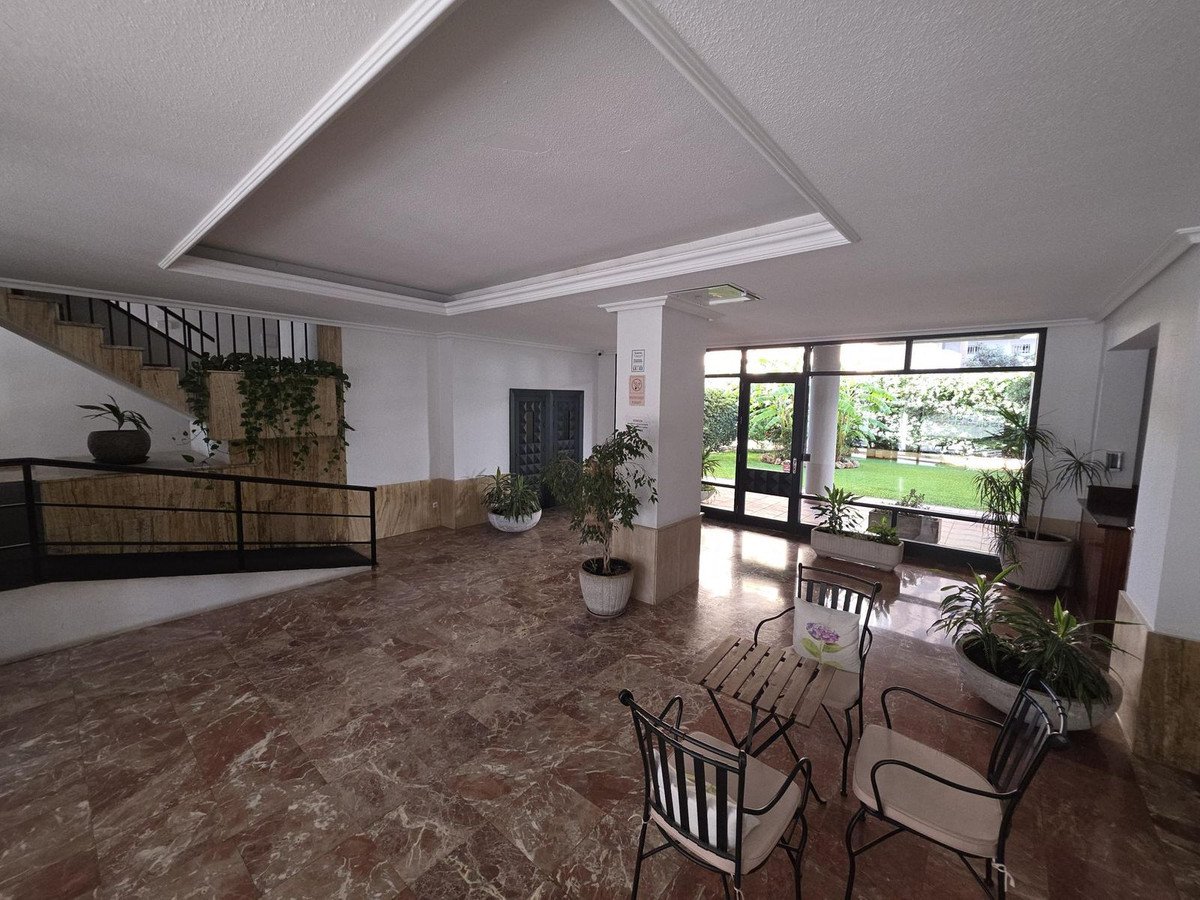 Ferienwohnung in erster Strandreihe am Strand von Santa Amalia mit Pool und Meerblick, Fuengirola, Spanien