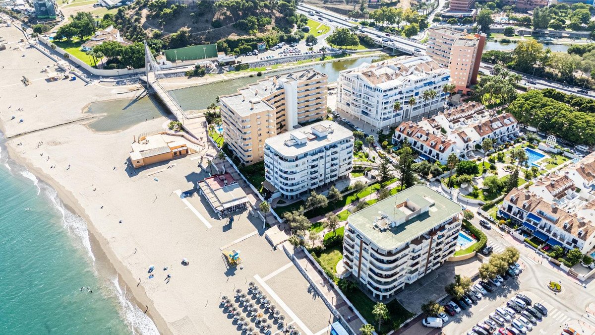 Ferienwohnung in erster Strandreihe am Strand von Santa Amalia mit Pool und Meerblick, Fuengirola, Spanien