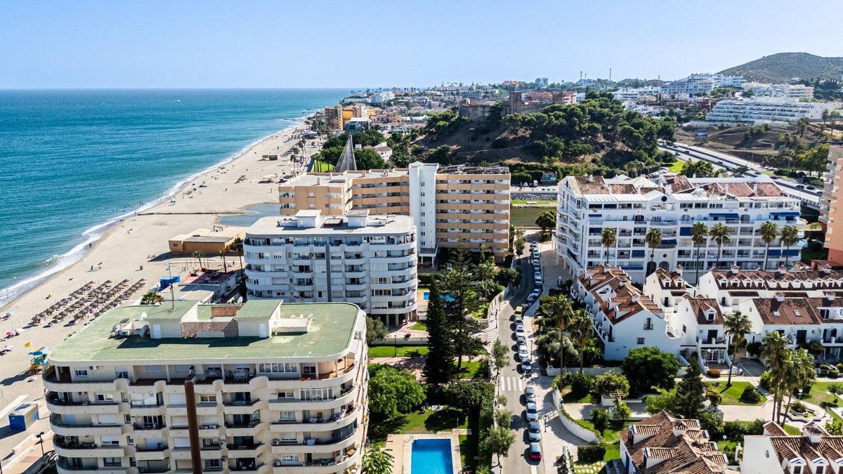 Ferienwohnung in erster Strandreihe am Strand von Santa Amalia mit Pool und Meerblick, Fuengirola, Spanien