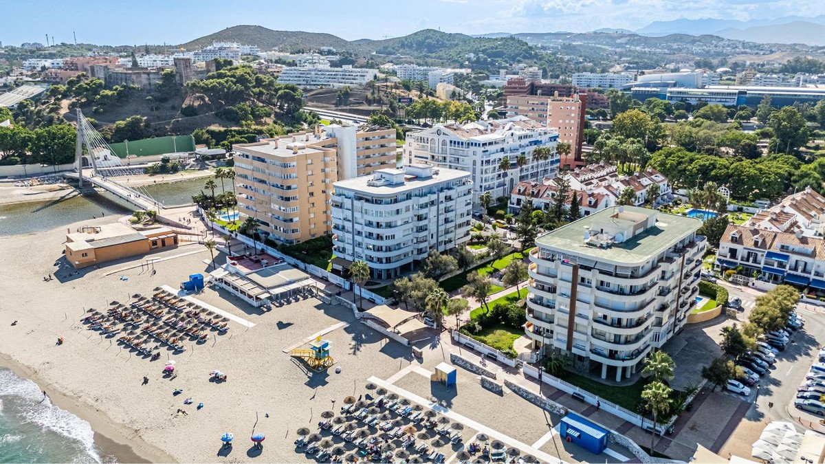 Ferienwohnung in erster Strandreihe am Strand von Santa Amalia mit Pool und Meerblick, Fuengirola, Spanien