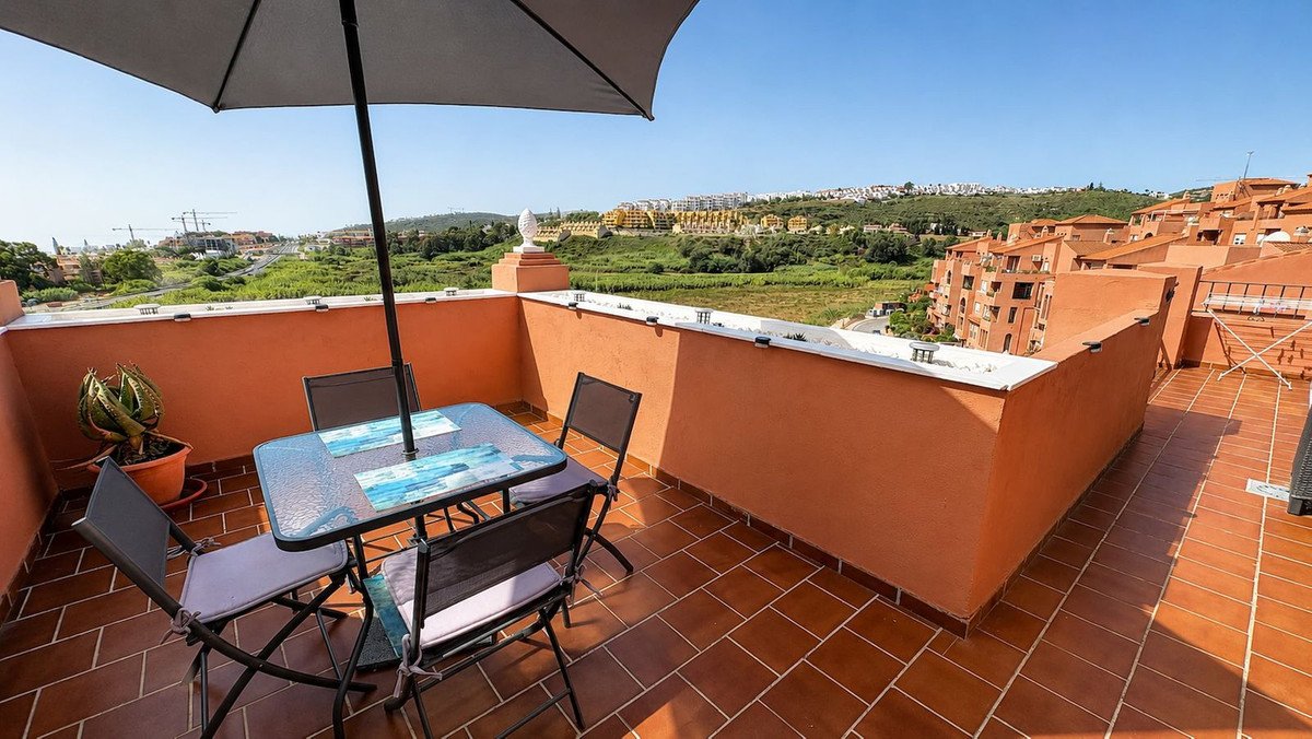 Penthouse mit 46 m² großer Terrasse und Panoramablick auf das Meer in der Nähe des Golfplatzes, Manilva, Spanien