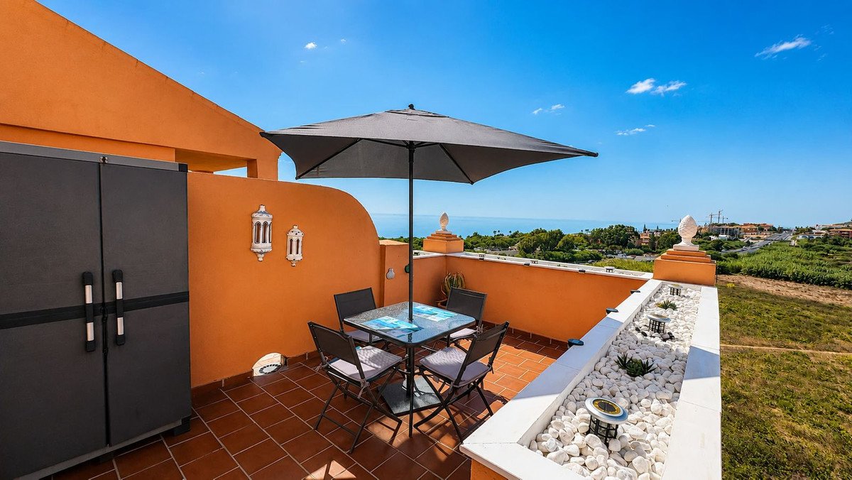 Penthouse mit 46 m² großer Terrasse und Panoramablick auf das Meer in der Nähe des Golfplatzes, Manilva, Spanien