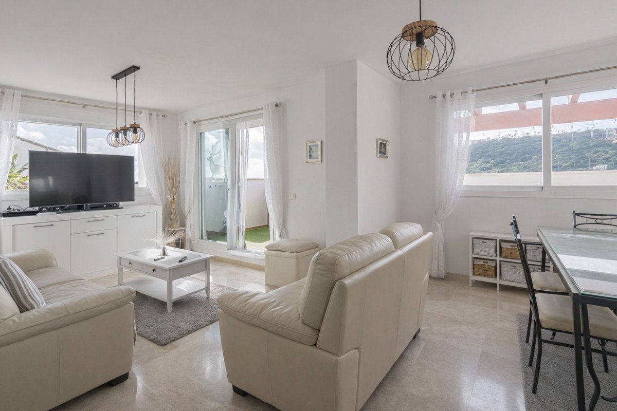 Penthouse mit 71 m² Terrasse, zwei Parkplätzen und Meer- und Golfblick, San Roque, Spanien