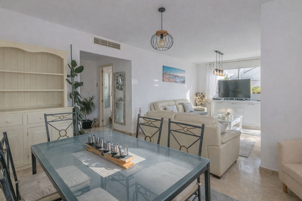 Penthouse mit 71 m² Terrasse, zwei Parkplätzen und Meer- und Golfblick, San Roque, Spanien