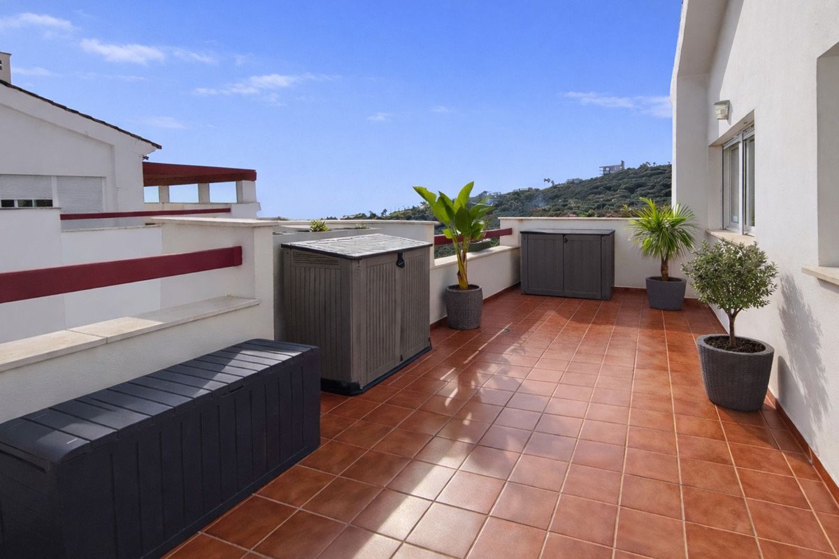 Penthouse mit 71 m² Terrasse, zwei Parkplätzen und Meer- und Golfblick, San Roque, Spanien