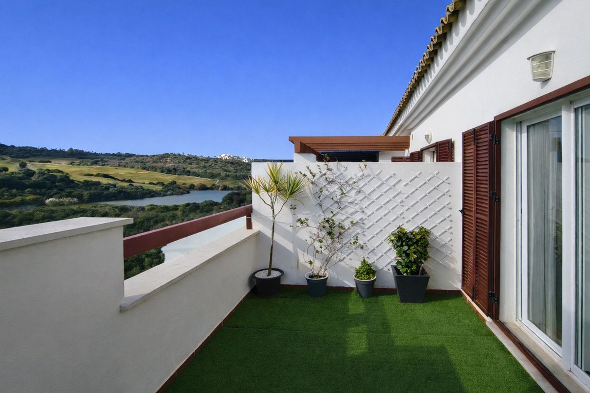 Penthouse mit 71 m² Terrasse, zwei Parkplätzen und Meer- und Golfblick, San Roque, Spanien