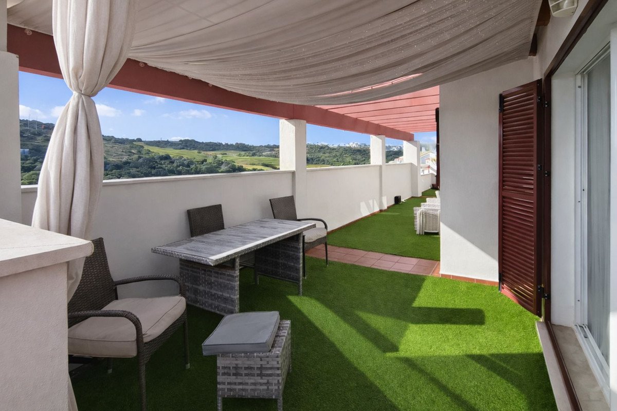 Penthouse mit 71 m² Terrasse, zwei Parkplätzen und Meer- und Golfblick, San Roque, Spanien