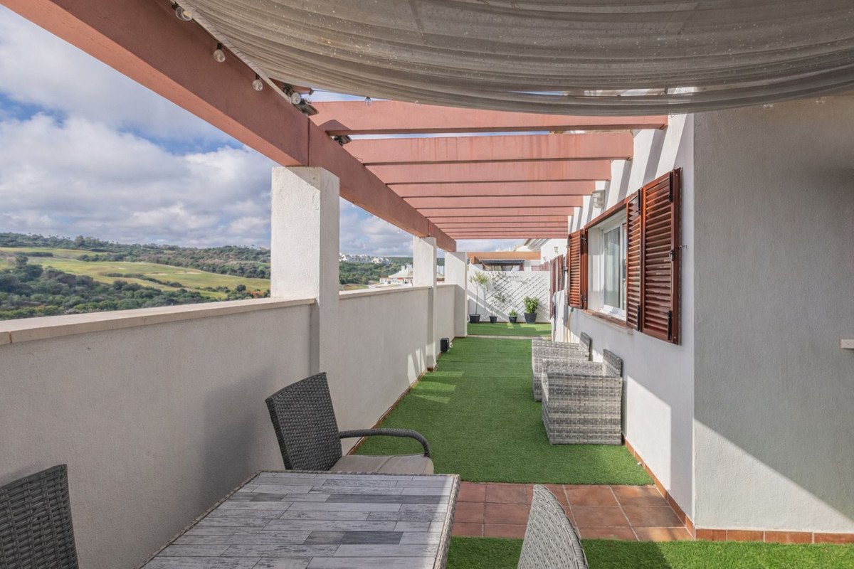 Penthouse mit 71 m² Terrasse, zwei Parkplätzen und Meer- und Golfblick, San Roque, Spanien