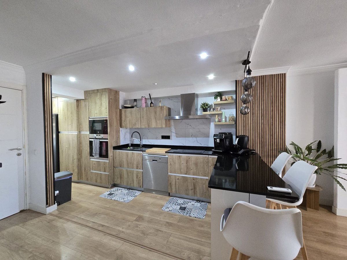 Komplett renovierte Dreizimmerwohnung in Strandnähe, Marbella, Spanien