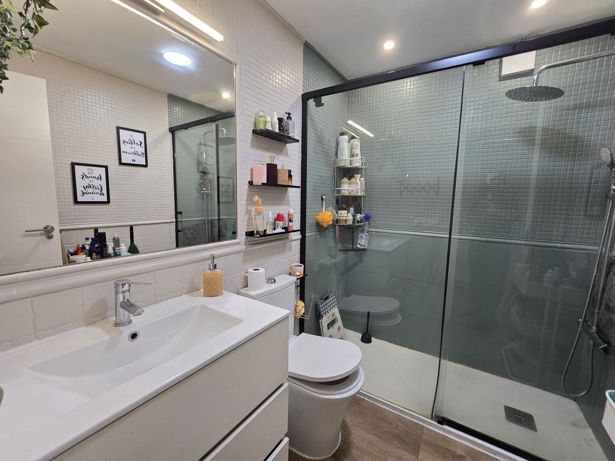 Komplett renovierte Dreizimmerwohnung in Strandnähe, Marbella, Spanien