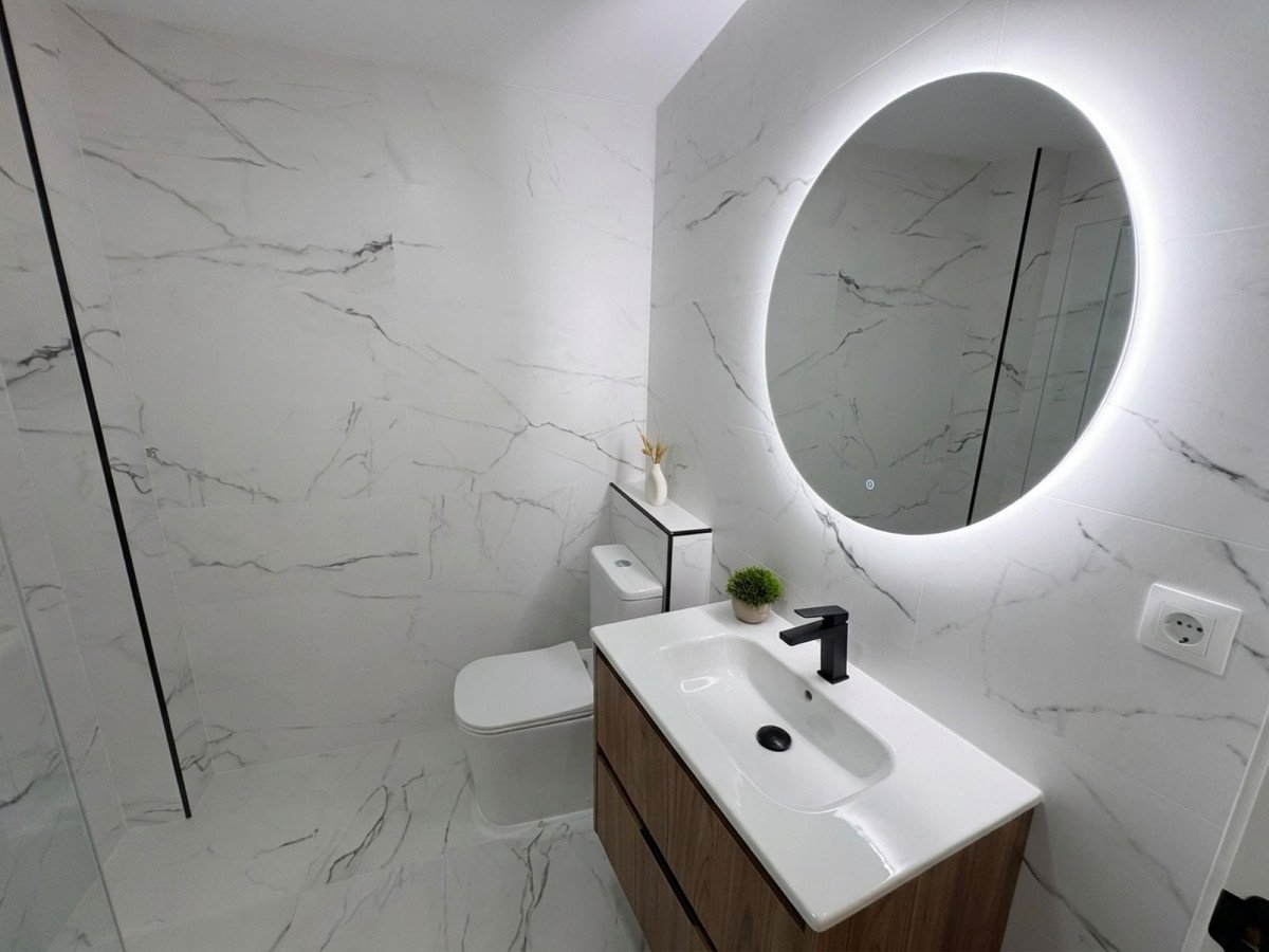 Renoviertes Penthouse mit freiem Meerblick, Mijas, Spanien