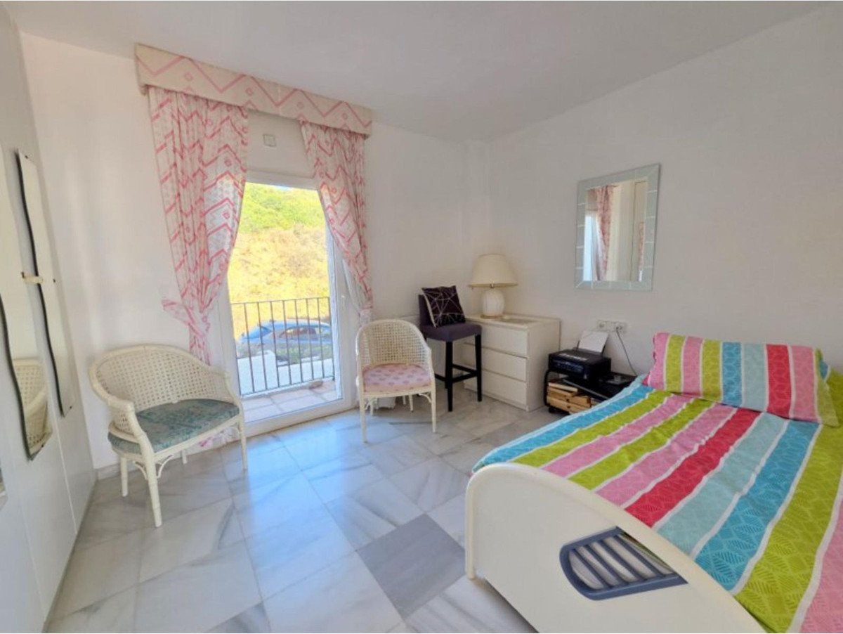 Drei-Zimmer-Wohnung mit 20 m² Terrasse in der Nähe von Duquesa Marina, Manilva, Spanien