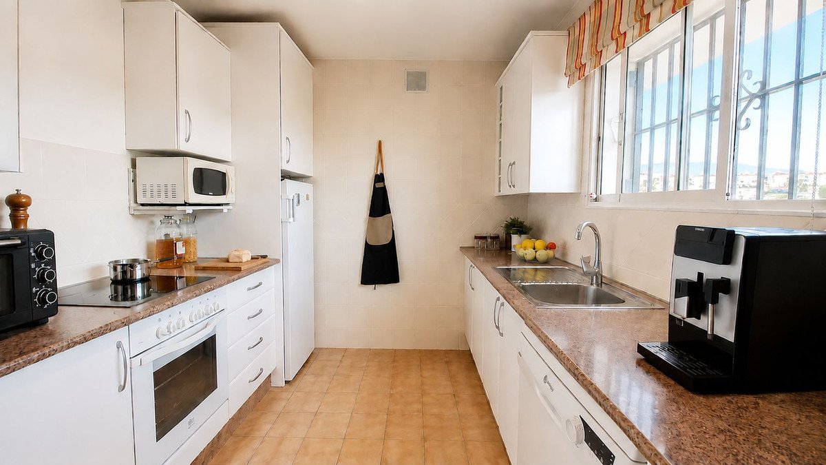 Dachgeschosswohnung 3 Minuten vom Strand entfernt mit Meerblick, Mijas, Spanien