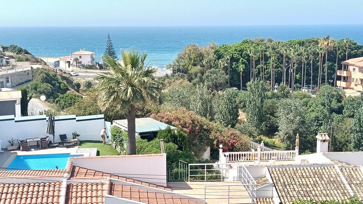 Dachgeschosswohnung 3 Minuten vom Strand entfernt mit Meerblick, Mijas, Spanien