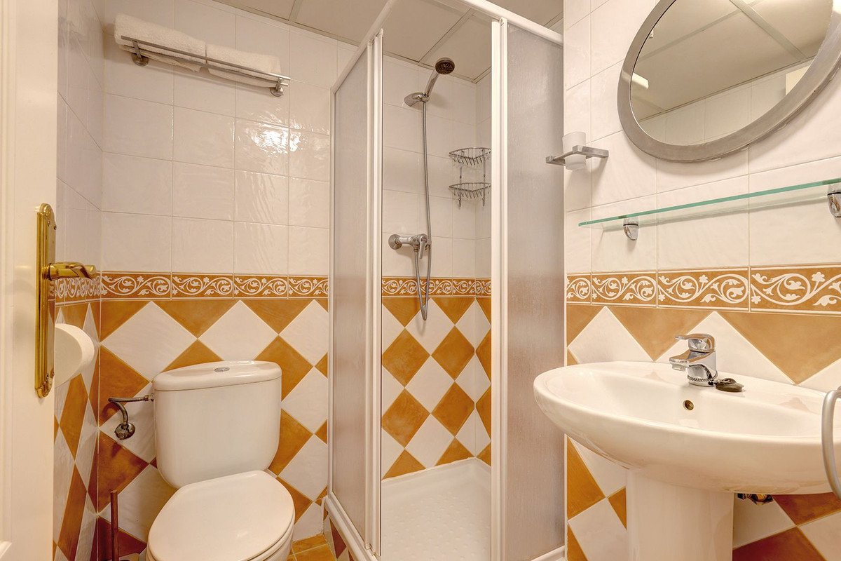 Anlageapartment mit touristischer Lizenz, Gartenterrasse und Garage, Mijas, Spanien