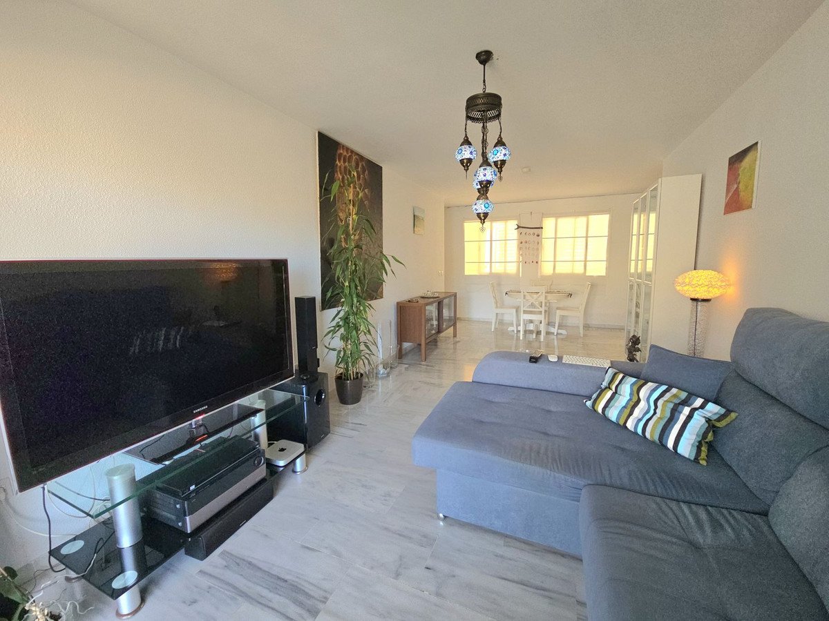 Anlage-Apartment mit touristischer Lizenz, Terrasse und Garage am Strand, Benalmádena, Spanien