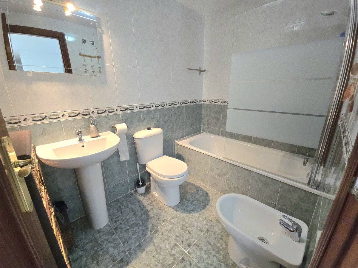 Anlage-Apartment mit touristischer Lizenz, Terrasse und Garage am Strand, Benalmádena, Spanien