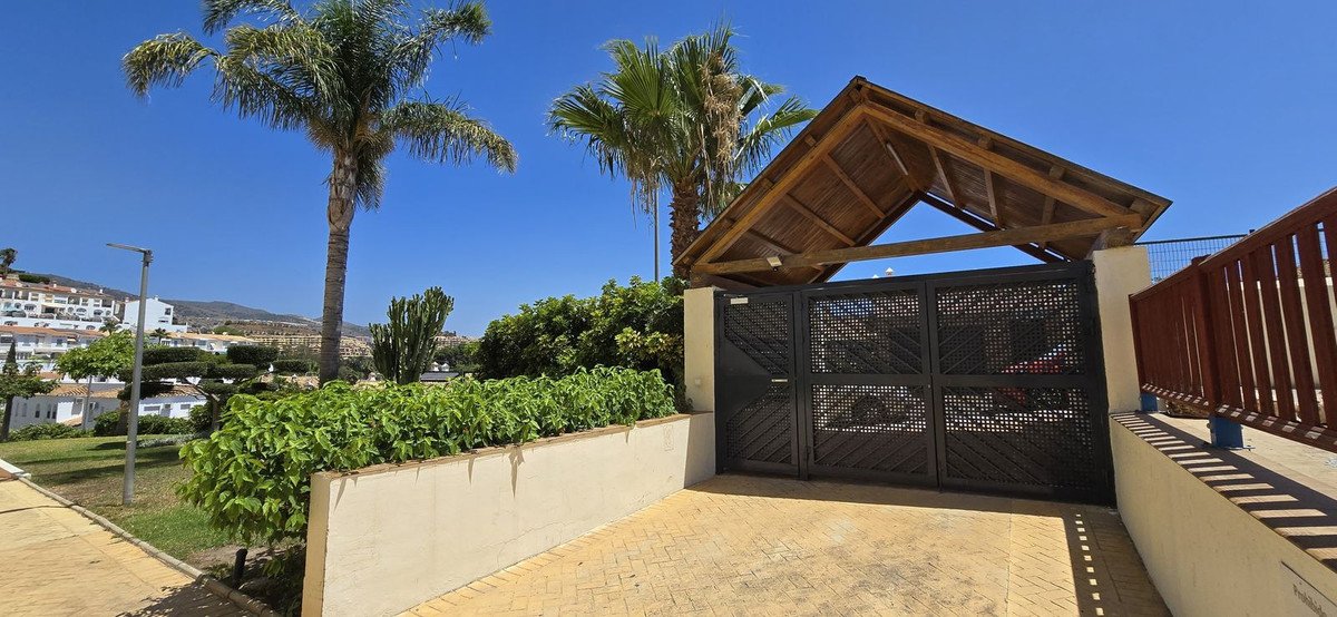 Anlage-Apartment mit touristischer Lizenz, Terrasse und Garage am Strand, Benalmádena, Spanien