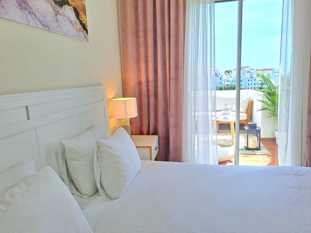 Anlageapartment mit touristischer Lizenz in erster Reihe des Golfplatzes Valle Romano, Estepona, Spanien