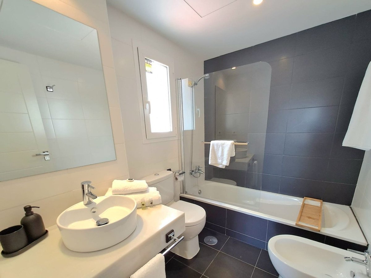 Anlageapartment mit touristischer Lizenz in erster Reihe des Golfplatzes Valle Romano, Estepona, Spanien