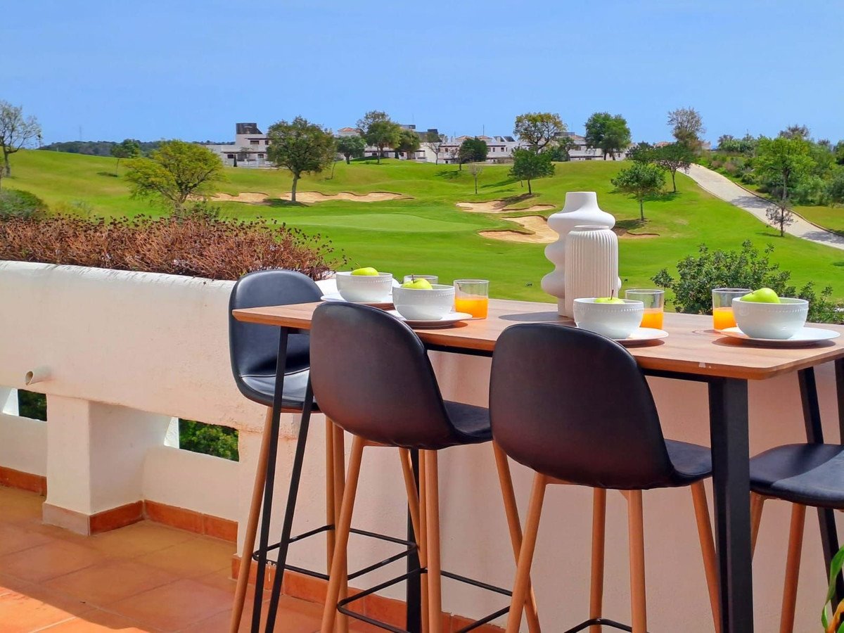 Anlageapartment mit touristischer Lizenz in erster Reihe des Golfplatzes Valle Romano, Estepona, Spanien
