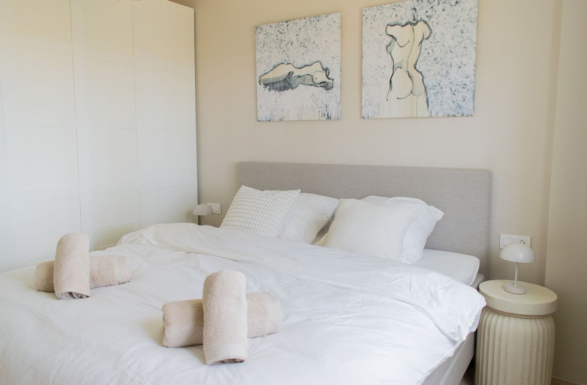 Renovierte Kapitalanlage-Wohnung mit touristischer Lizenz und zwei Terrassen am Golfplatz, Estepona, Spanien