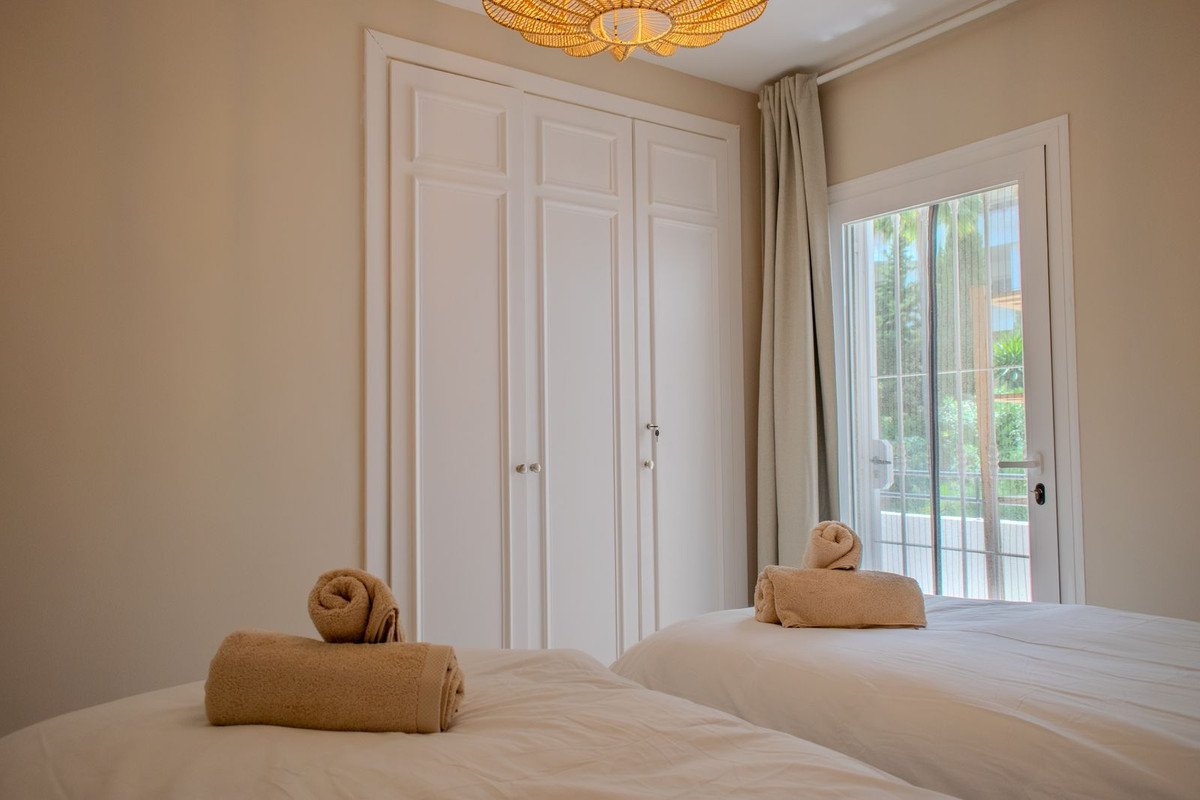 Renovierte Kapitalanlage-Wohnung mit touristischer Lizenz und zwei Terrassen am Golfplatz, Estepona, Spanien