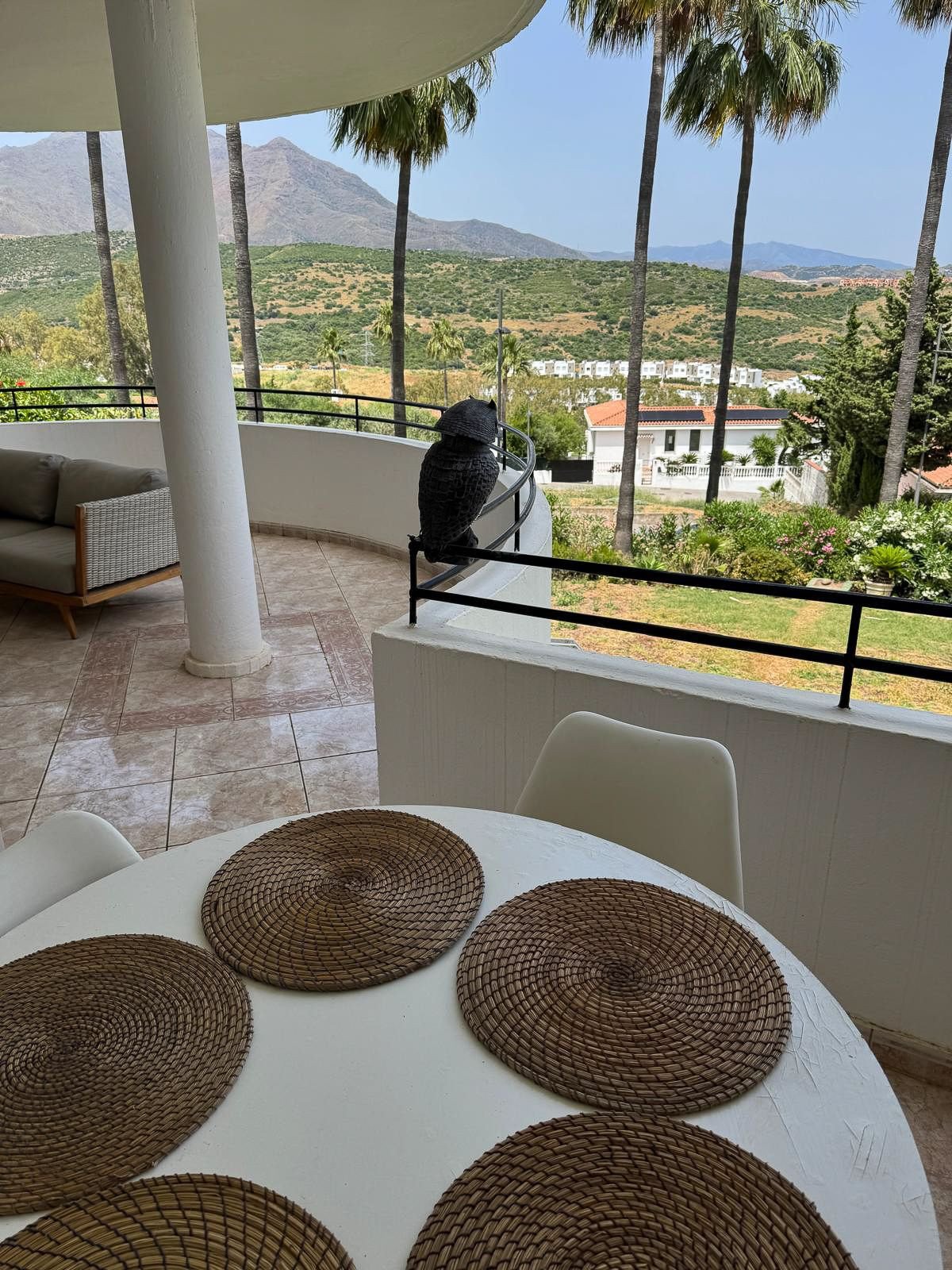 Renovierte Kapitalanlage-Wohnung mit touristischer Lizenz und zwei Terrassen am Golfplatz, Estepona, Spanien