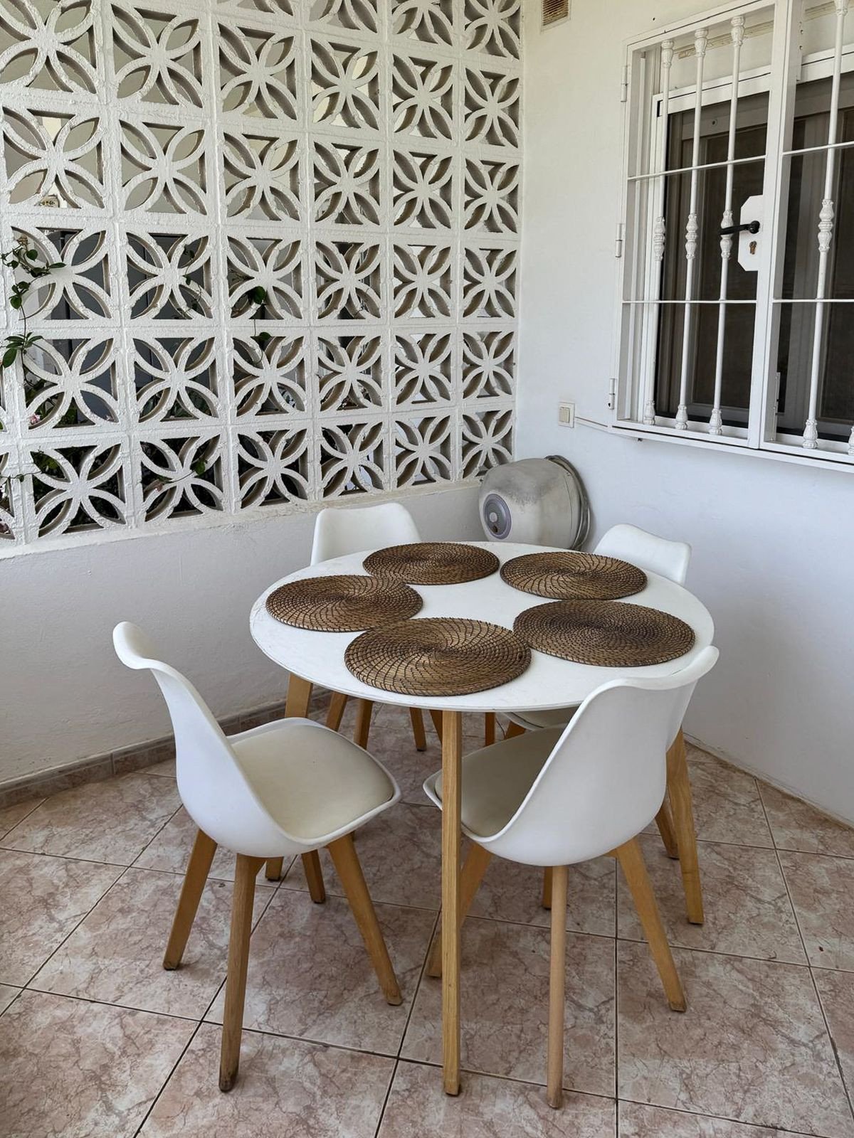 Renovierte Kapitalanlage-Wohnung mit touristischer Lizenz und zwei Terrassen am Golfplatz, Estepona, Spanien