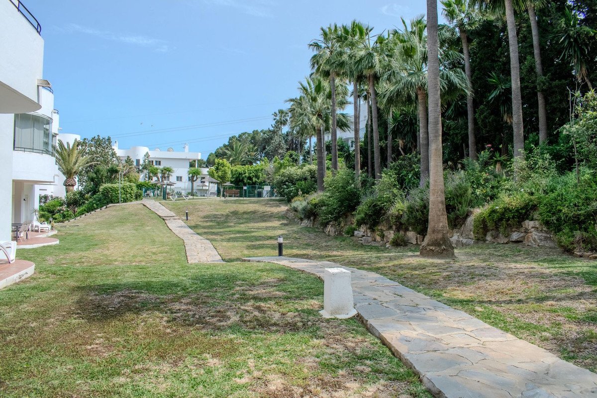 Renovierte Kapitalanlage-Wohnung mit touristischer Lizenz und zwei Terrassen am Golfplatz, Estepona, Spanien