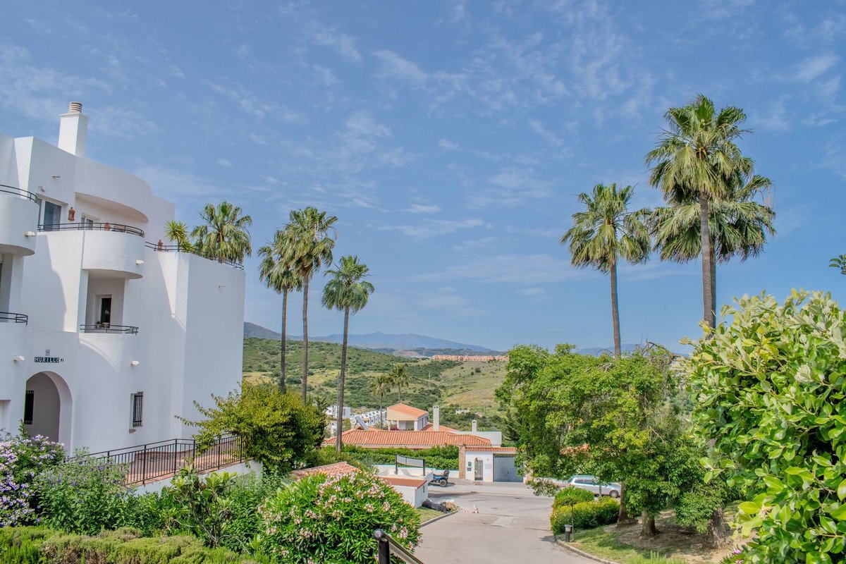 Renovierte Kapitalanlage-Wohnung mit touristischer Lizenz und zwei Terrassen am Golfplatz, Estepona, Spanien