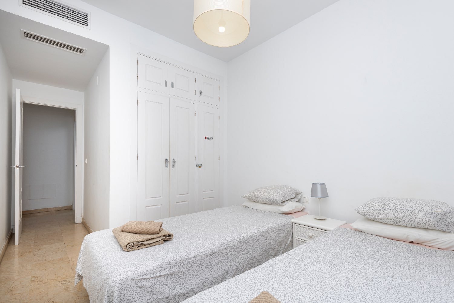 Anlageapartment mit touristischer Lizenz in erster Strandreihe am Strand von Burriana, Nerja, Spanien