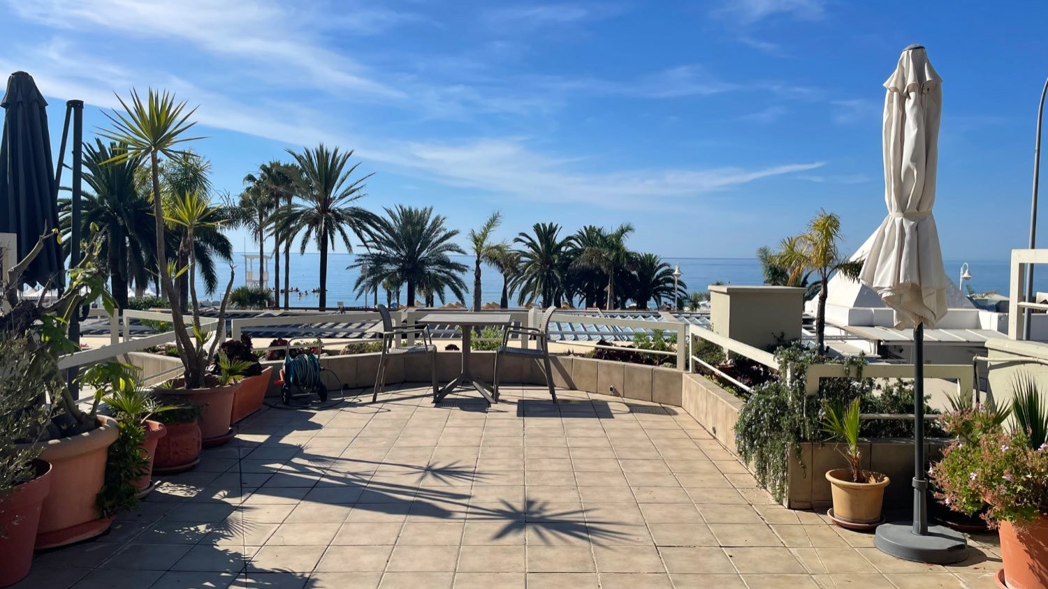 Apartment in erster Strandreihe am Strand von Burriana mit 100 m² Terrasse und Garage, Nerja, Spanien