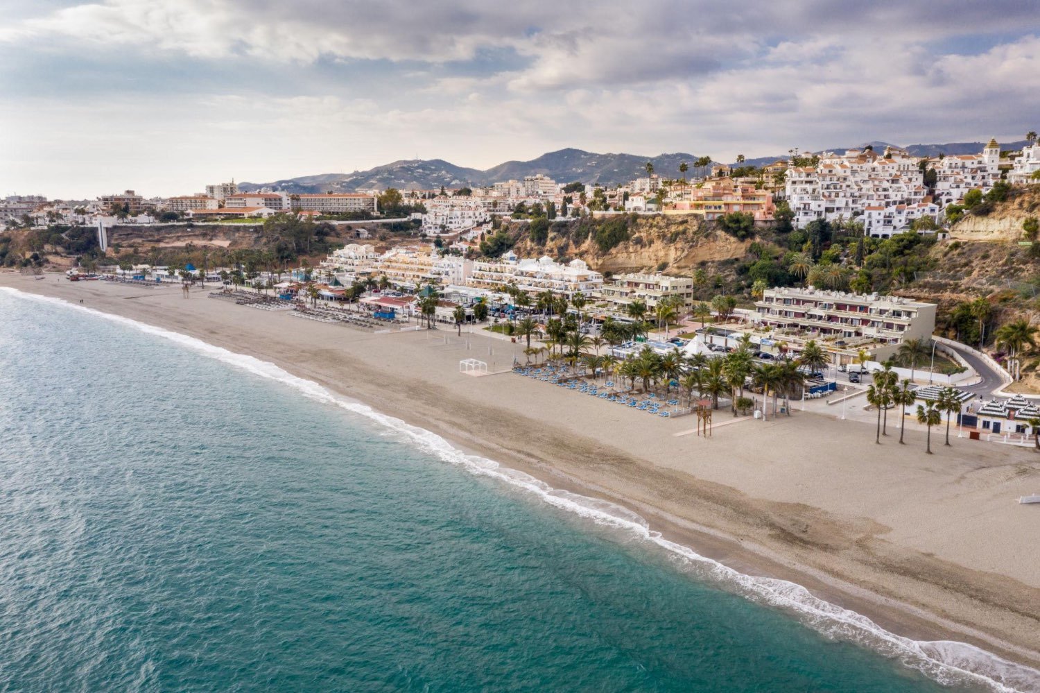 Apartment in erster Strandreihe am Strand von Burriana mit 100 m² Terrasse und Garage, Nerja, Spanien