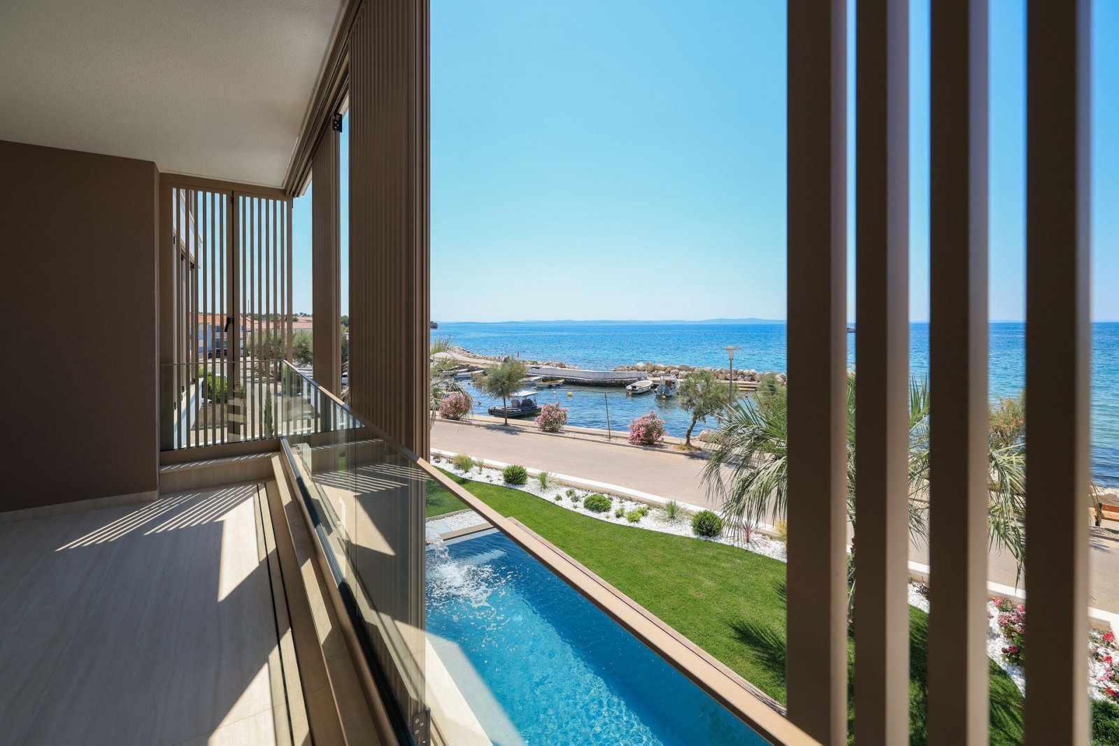Modernes Apartment mit überdachter Terrasse (17 m²) in erster Reihe zum Meer, Nin, Kroatien