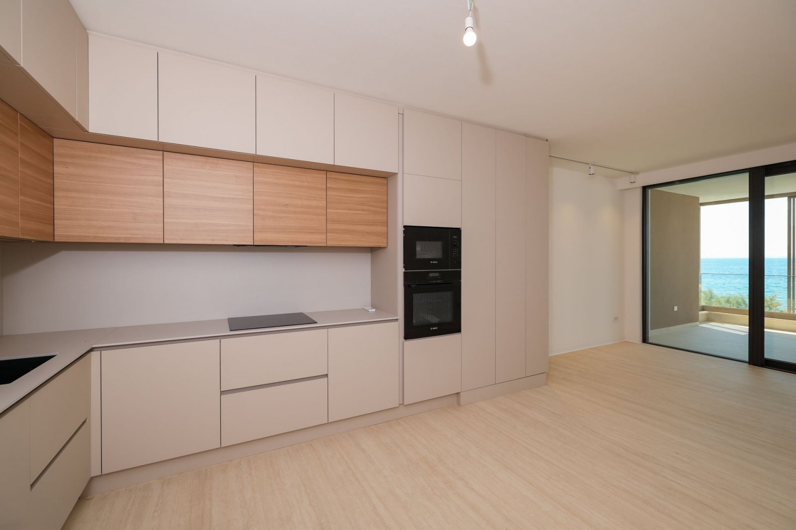 Modernes Apartment mit überdachter Terrasse (17 m²) in erster Reihe zum Meer, Nin, Kroatien