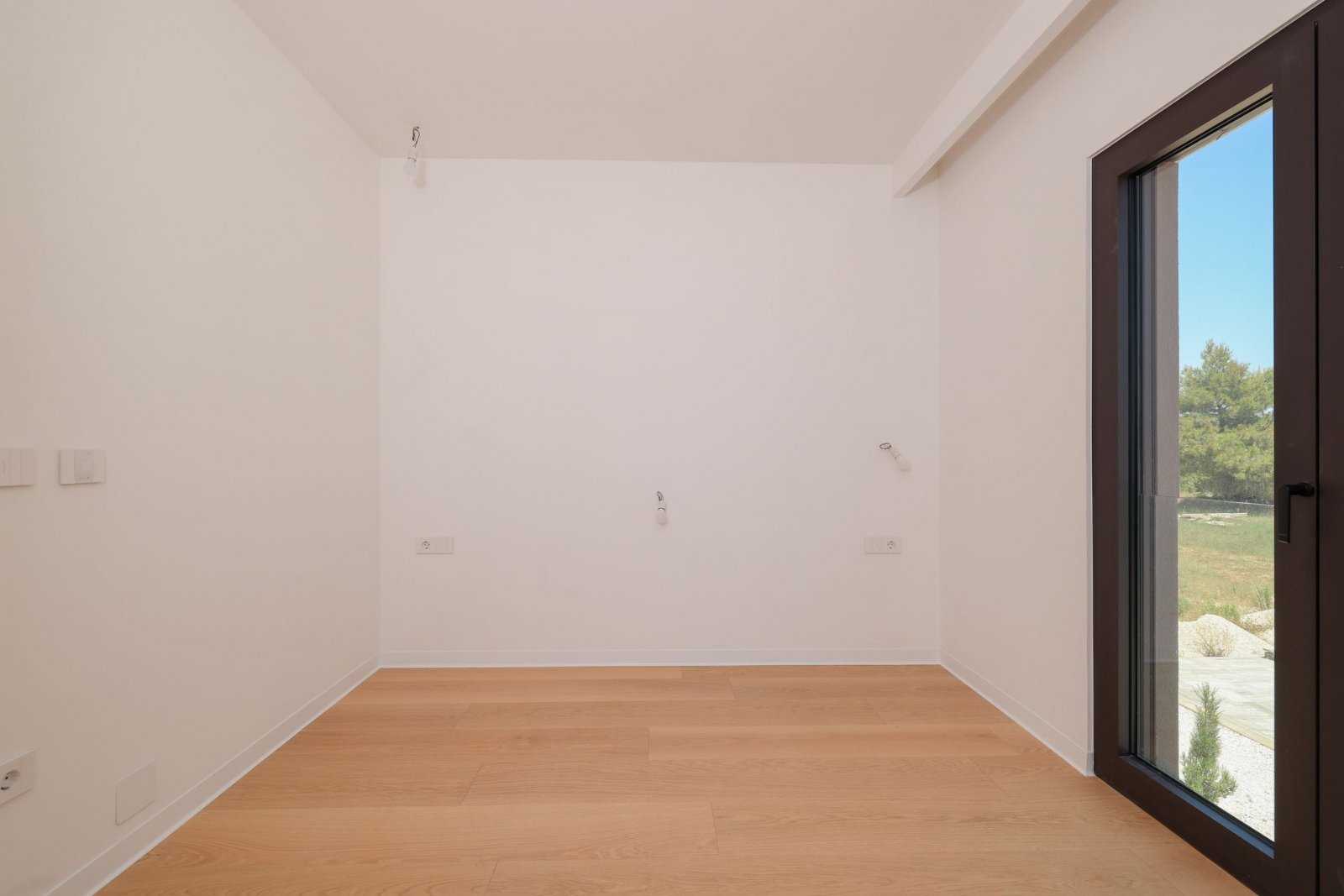 Modernes Apartment mit überdachter Terrasse (17 m²) in erster Reihe zum Meer, Nin, Kroatien