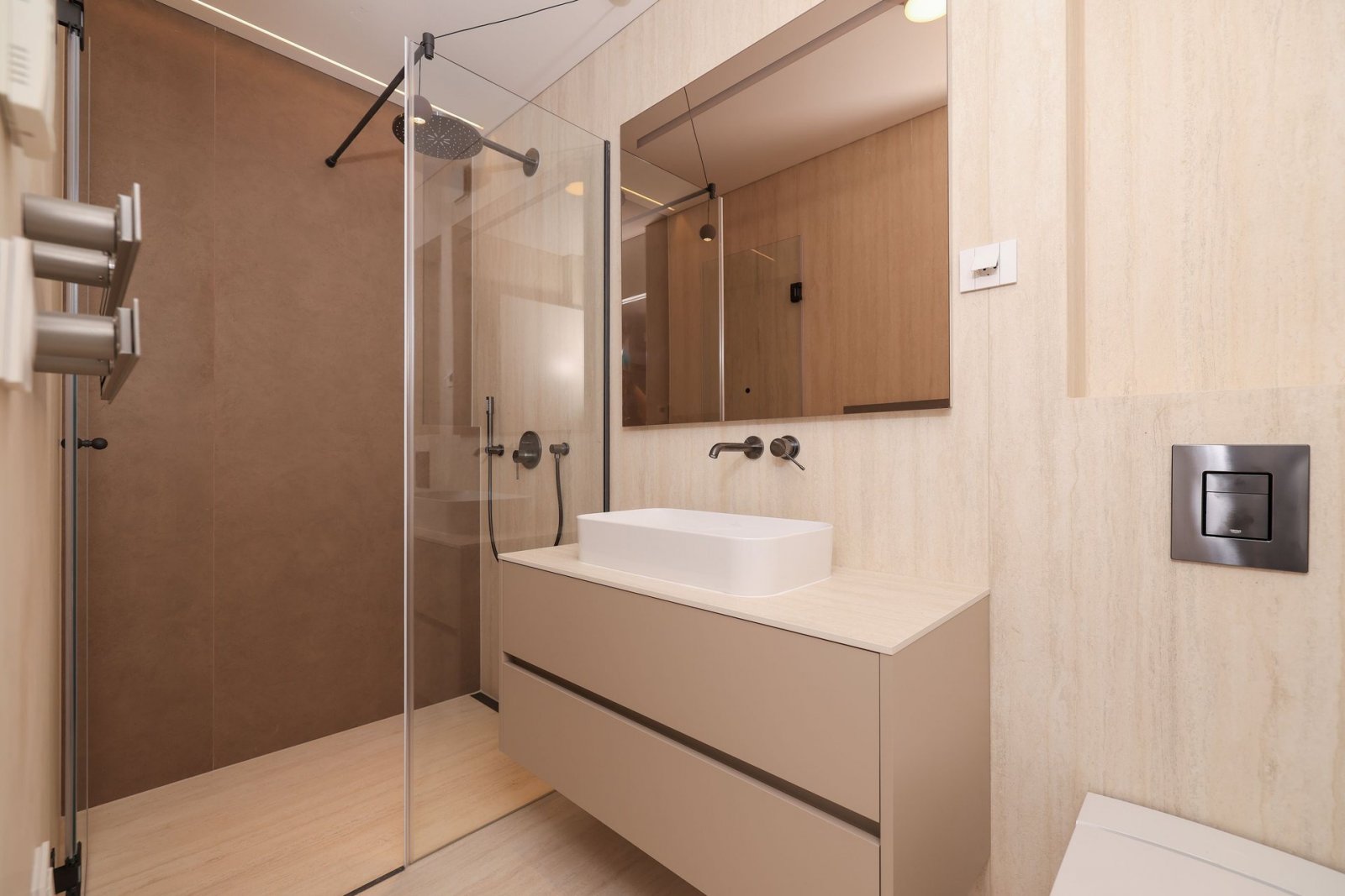 Modernes Apartment mit überdachter Terrasse (17 m²) in erster Reihe zum Meer, Nin, Kroatien