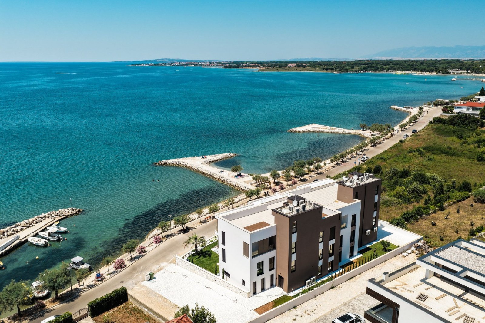 Modernes Apartment mit überdachter Terrasse (17 m²) in erster Reihe zum Meer, Nin, Kroatien