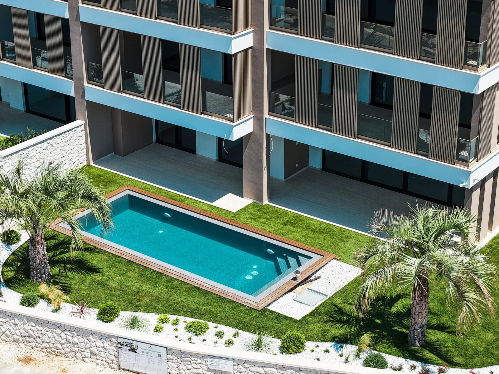 Modernes Apartment mit überdachter Terrasse (17 m²) in erster Reihe zum Meer, Nin, Kroatien