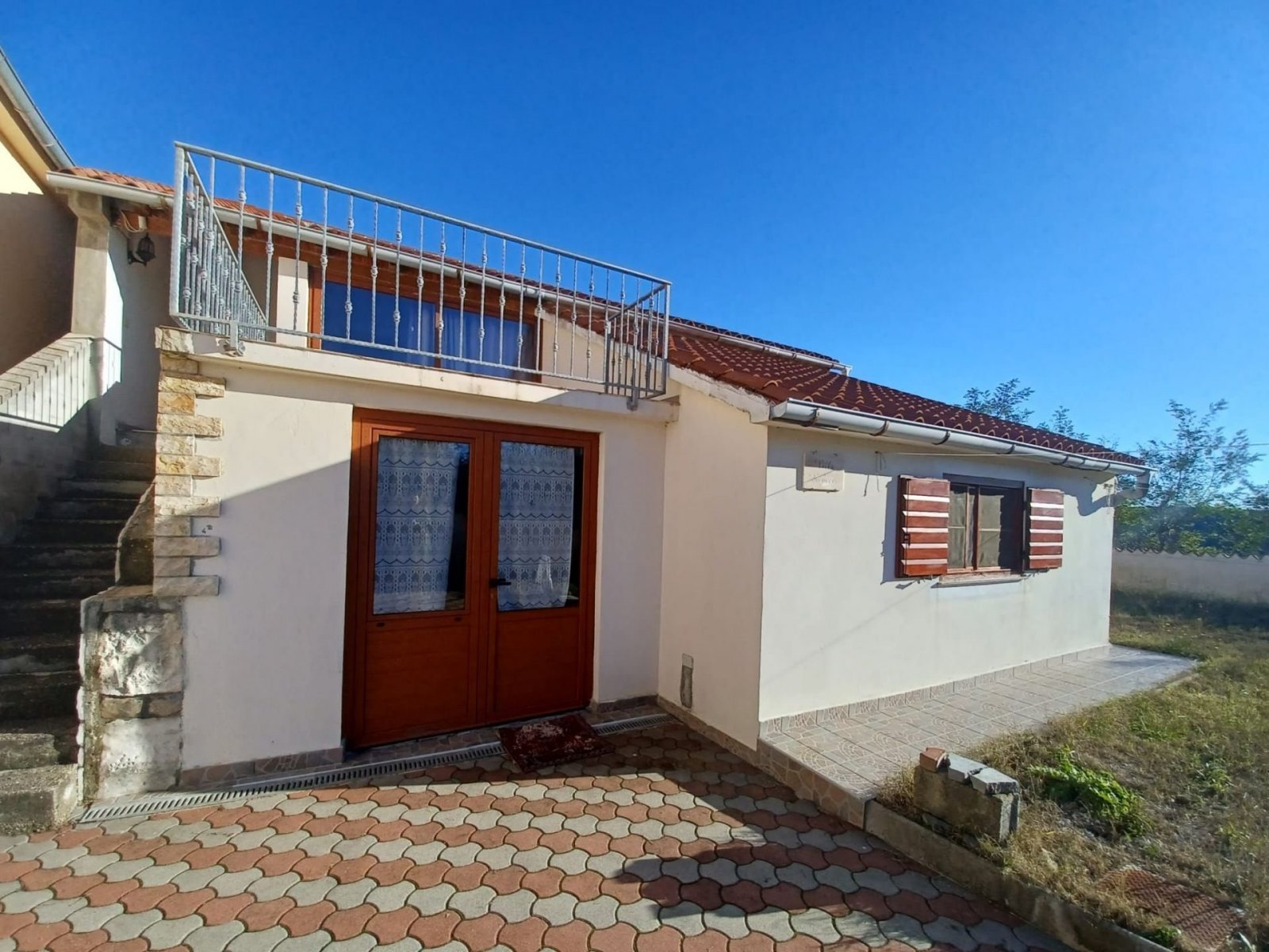 Freistehendes Haus mit 3 Schlafzimmern und einem 650 m² großen Grundstück mit Meerblick, Ražanac, Kroatien