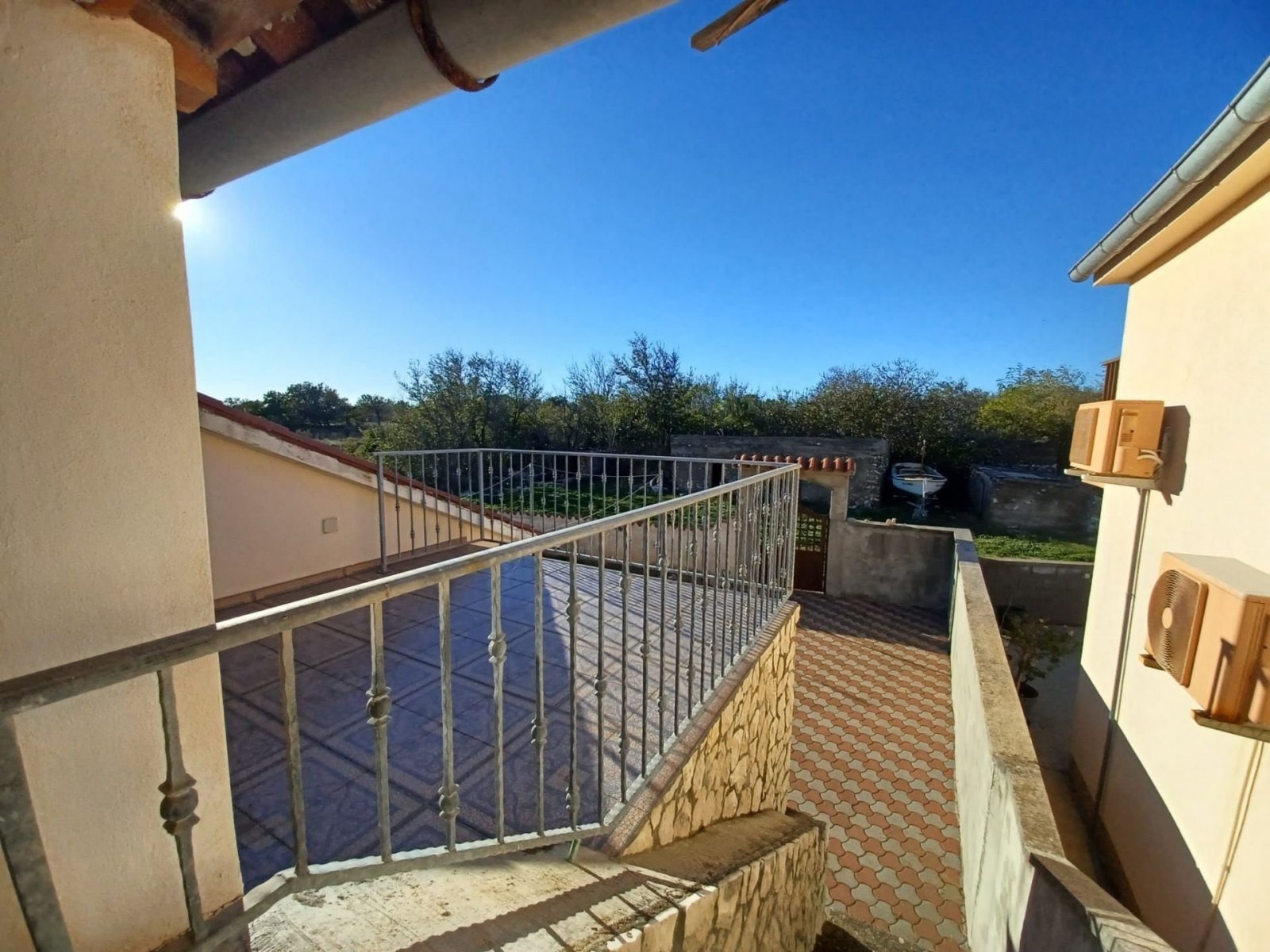 Freistehendes Haus mit 3 Schlafzimmern und einem 650 m² großen Grundstück mit Meerblick, Ražanac, Kroatien