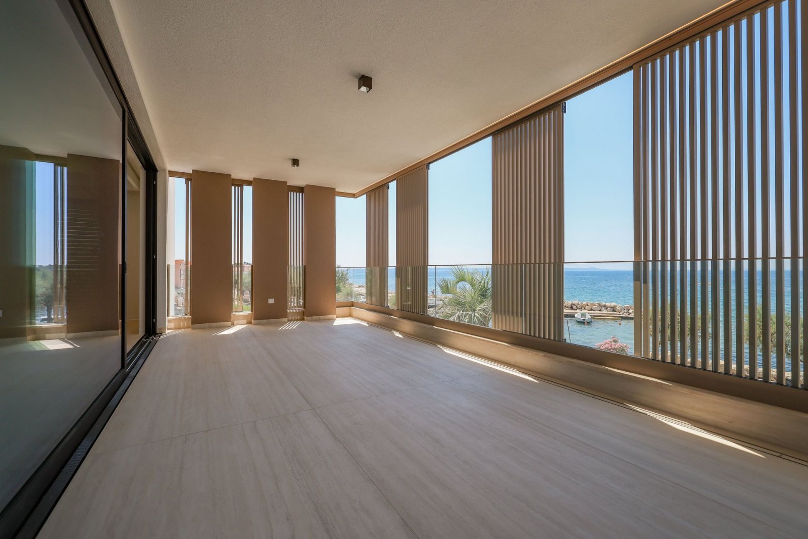 Luxuriöses Apartment mit 2 Schlafzimmern und überdachter Terrasse, 5 m vom Meer entfernt, Nin, Kroatien