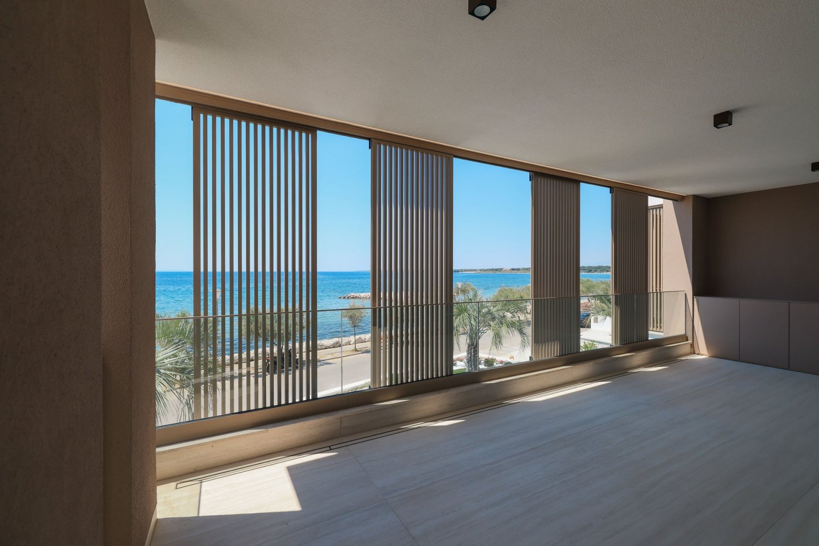 Luxuriöses Apartment mit 2 Schlafzimmern und überdachter Terrasse, 5 m vom Meer entfernt, Nin, Kroatien