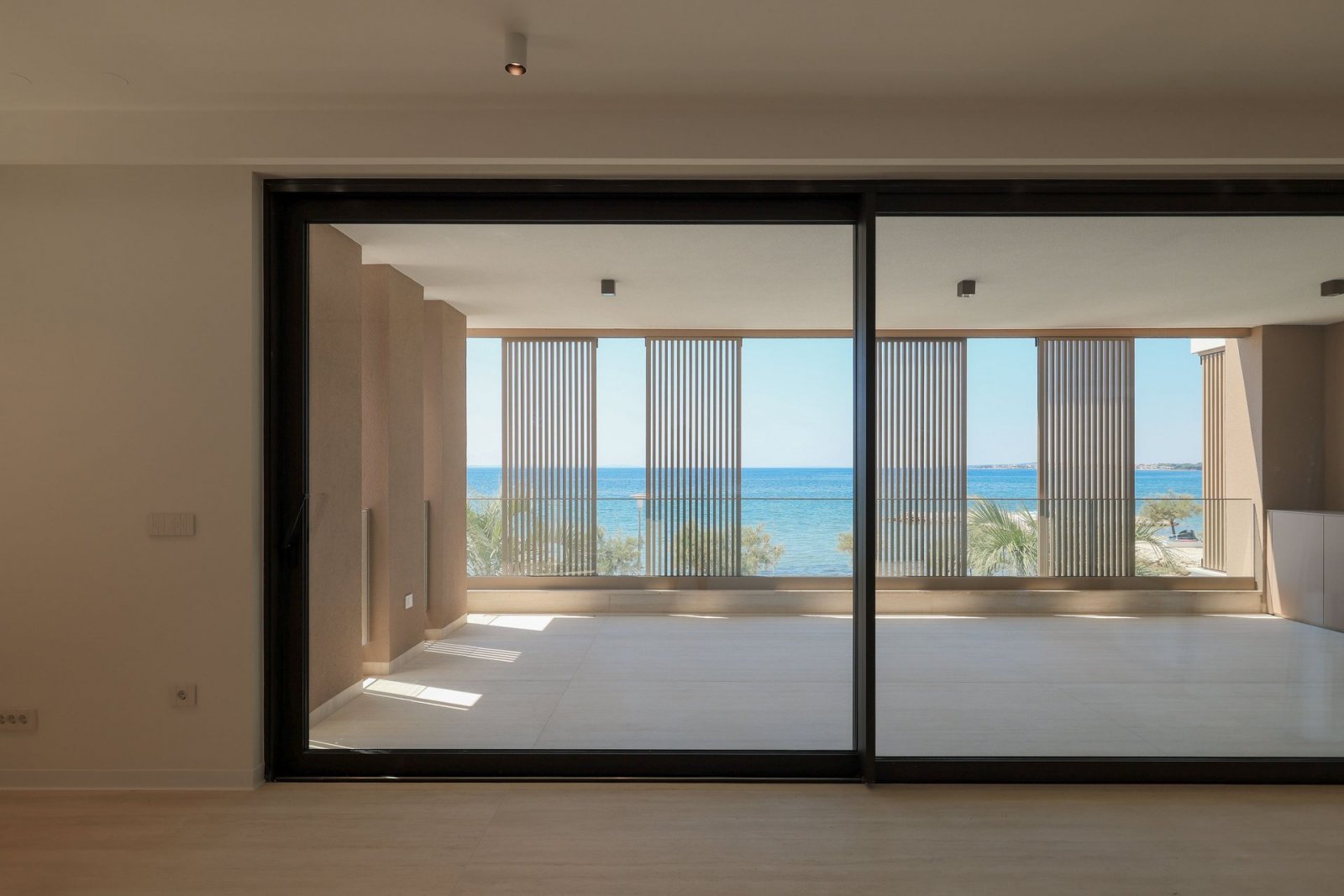 Luxuriöses Apartment mit 2 Schlafzimmern und überdachter Terrasse, 5 m vom Meer entfernt, Nin, Kroatien