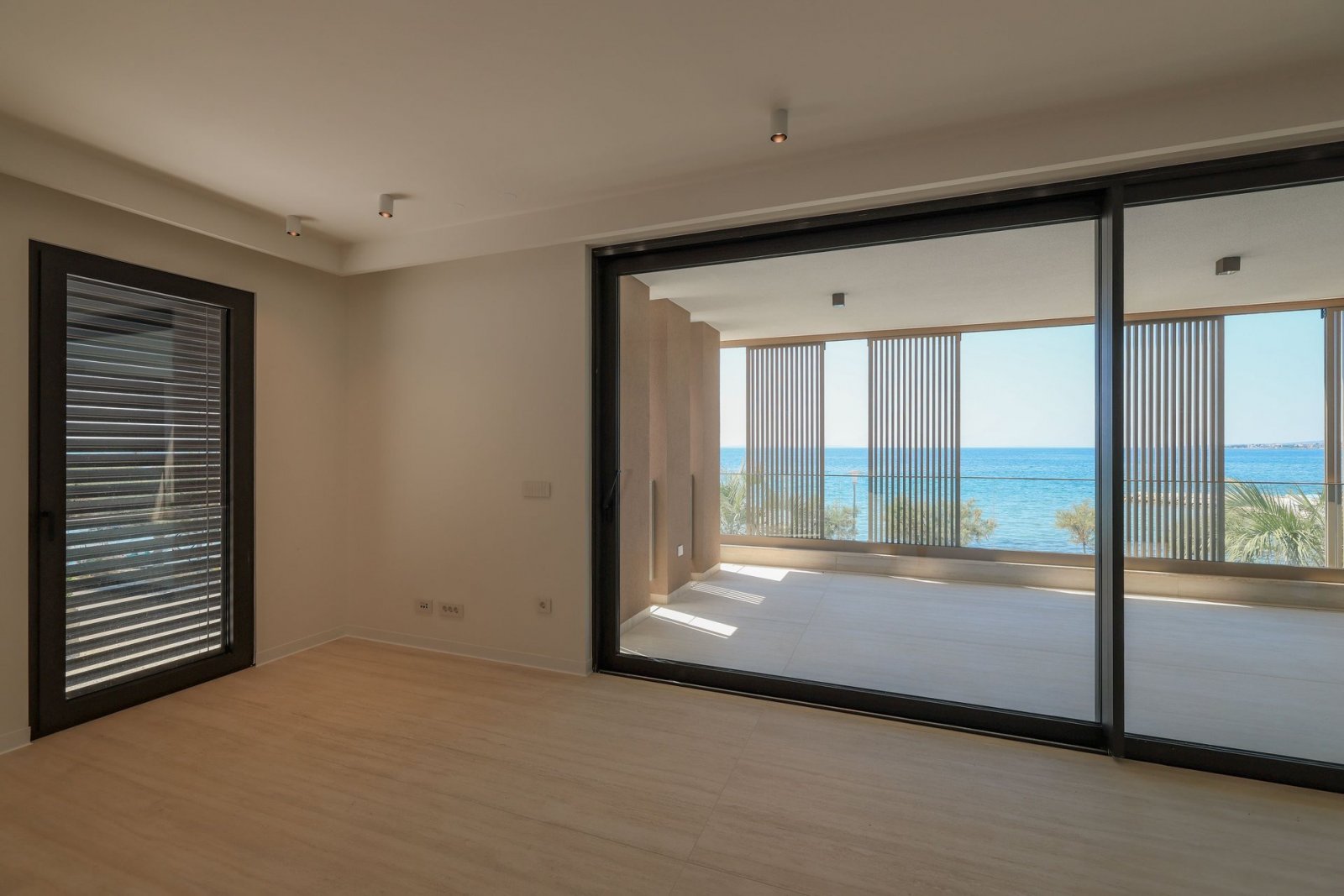 Luxuriöses Apartment mit 2 Schlafzimmern und überdachter Terrasse, 5 m vom Meer entfernt, Nin, Kroatien