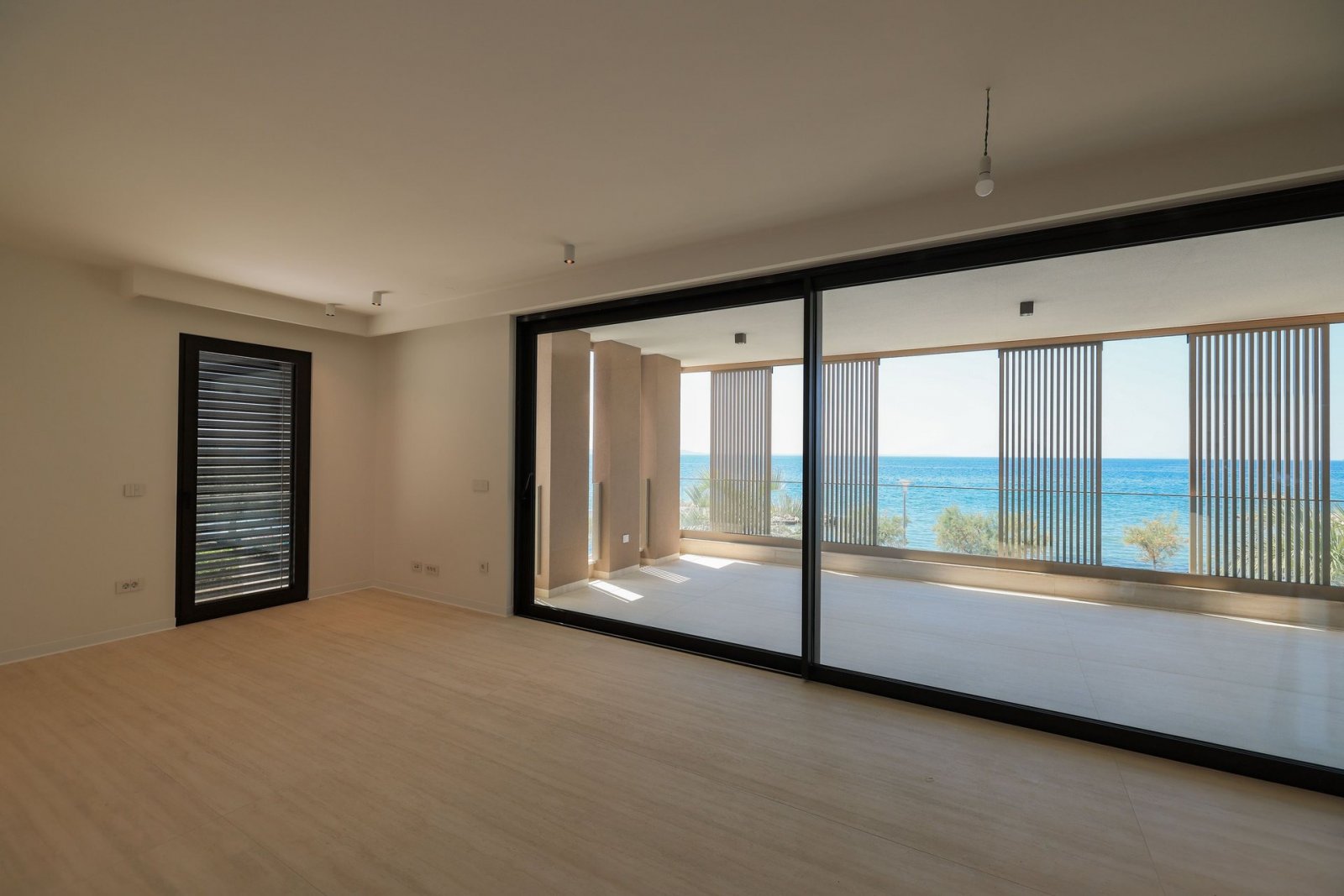 Luxuriöses Apartment mit 2 Schlafzimmern und überdachter Terrasse, 5 m vom Meer entfernt, Nin, Kroatien